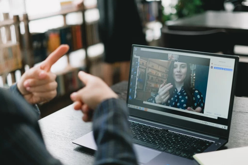 Kata kunci yang digunakan: kursus bahasa Inggris online, pointing

Seorang wanita di laptop menunjuk sesuatu di layar selama kursus bahasa Inggris online.