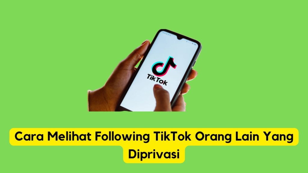 Sebuah tangan sedang memegang smartphone dengan logo tiktok di layarnya, disertai hamparan teks berbahasa indonesia yang menyatakan 'cara melihat tiktok pribadi orang lain yang mengikuti.'.