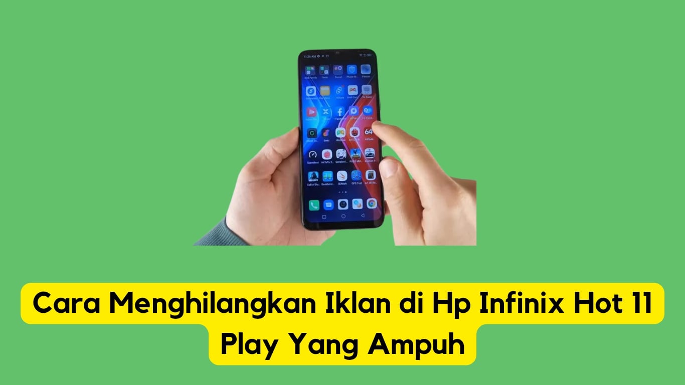 Tangan memegang smartphone infinix hot 11 play dengan panduan cara menghilangkan iklan yang ditampilkan di layar.