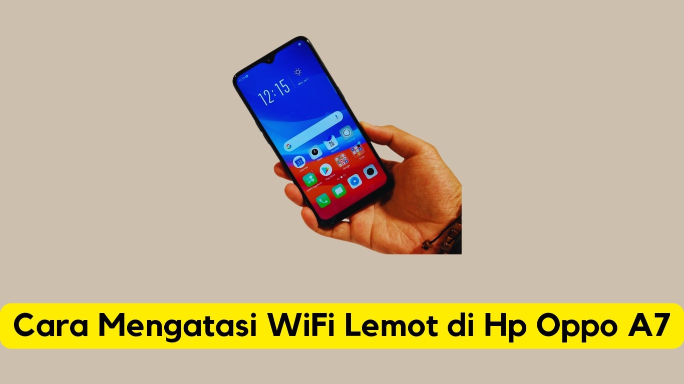 Tangan memegang smartphone oppo a7 dengan instruksi tentang cara memperbaiki koneksi wifi lambat ditampilkan di layar.